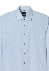 Hellblaues, gemustertes Hemd mit Spread-Kragen und Knopfleiste. Es hat dunkelblaue Punkte auf einem kontrastierenden Hintergrund.