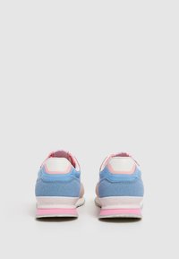 Zapatillas deportivas de ante azul y rosa, con un talón blanco, acentos rosas y una suela texturizada con la marca "PEPE JEANS" en la parte trasera.
