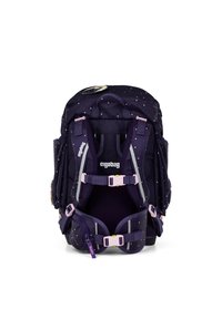 Zaino viola con un motivo a stelle, dotato di spallacci e hardware rosa, numerosi scomparti e imbottitura per il comfort. Loghi visibili sul davanti.