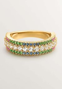 Anillo de banda de oro con una disposición horizontal de piedras preciosas transparentes, verdes, azules y rosas en un diseño decorativo con bordes texturizados.
