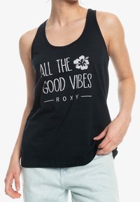 Czarny top na ramiączkach wykonany z bawełny z zaokrąglonym dekoltem. Na przodzie biały napis "ALL THE GOOD VIBES" oraz grafika hibiskusa.