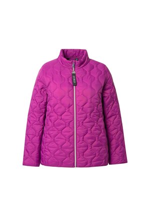 Giacca trapuntata viola con zip frontale completa e colletto alto, caratterizzata da un motivo di cucitura geometrico e un'etichetta con logo sulla zip.