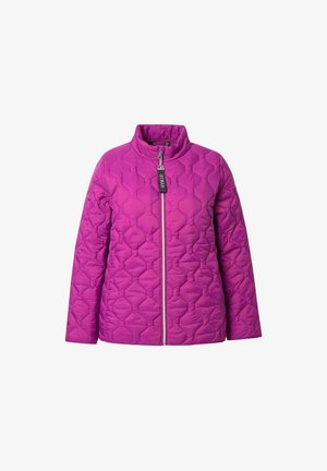 Veste matelassée violette avec fermeture éclair frontale complète et col haut, présentant un motif de couture géométrique et un tirette de fermeture éclair de marque.