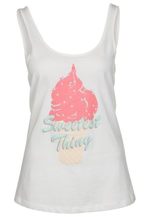 Biały top bez rękawów z różową grafiką rożka lodowego i napisem "Sweetest Thing" w pastelowych kolorach na przodzie.