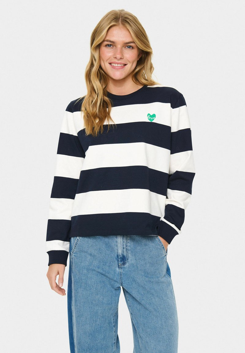 Navy- och vitrandig långärmad sweatshirt med grönt hjärtemblem på vänster sida. Tillverkad av ett mjukt tyg; avslappnad passform.