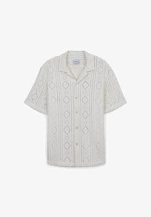 Weißes Kurzarmhemd mit einem diamantartigen Muster, aus leichtem, texturiertem Stoff gefertigt; mit Knopfleiste und Kragen.