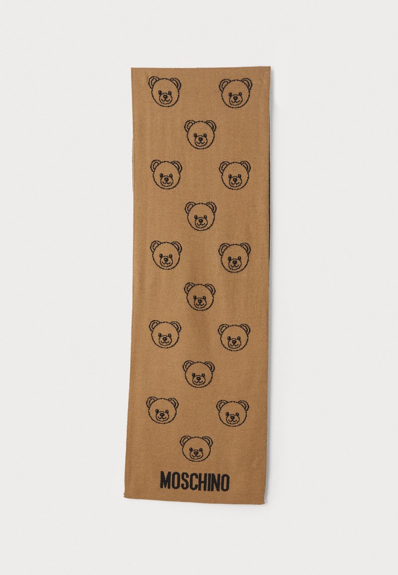 Pruun sall, millel on korduvad musta karu näo disainid, allosas on musta värviga trükitud "MOSCHINO". Pehme tekstuur ja ristkülikuline kuju.