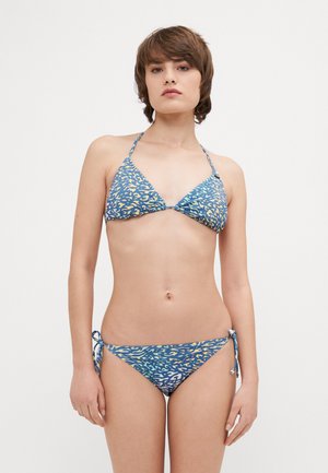 Bikiniset bestående av en trekantet topp og knytet sidestrikk, laget av elastisk stoff med et blått og gult abstrakt mønster.