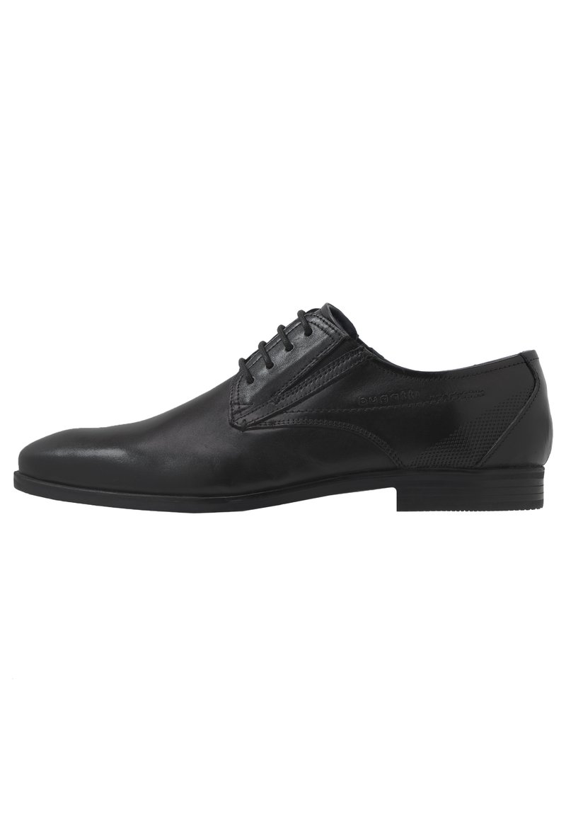 Scarpa da uomo nera con stringhe realizzata in pelle liscia, dotata di punta arrotondata, dettagli di cucitura sottili e un pannello testurizzato sul lato.