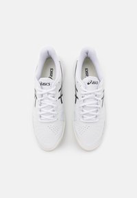 Baltas sporta apavi ar sietu augšdaļu, teksturētu virsmu, apaļu purngalu un melnu Asics logo. Iespējamas simetriskas auklas un polsterēts apkakle.