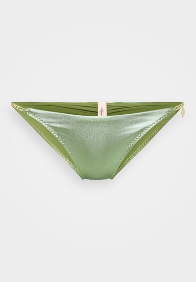 Pantalon de baie verde, confecționat dintr-un material lucios, cu detalii pliate, o textură fină și accente metalice pe laterale.
