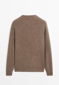 Brązowy sweter z dzianiny z długimi rękawami i okrągłym dekoltem. Posiada teksturowane wykończenie oraz rozcięcia po bokach przy krawędzi. Prosty, uniwersalny design.