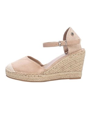 Espadrille de cuña beige con suela de yute trenzado, parte superior de tejido suave, punta abierta, cinta en el tobillo y un acento texturizado en el tacón.
