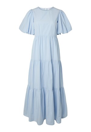 Jasnoniebieska maxi sukienka z bufkami na krótkich rękawach, okrągłym dekoltem, warstwową marszczoną spódnicą oraz zapięciem na guziki z tyłu.