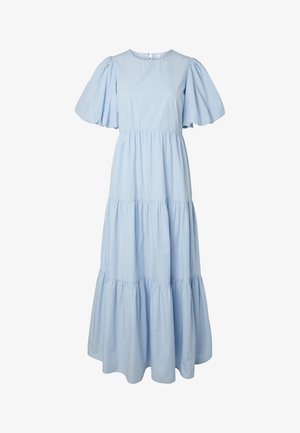 Jasnoniebieska maxi sukienka z bufkami na krótkich rękawach, okrągłym dekoltem, warstwową marszczoną spódnicą oraz zapięciem na guziki z tyłu.