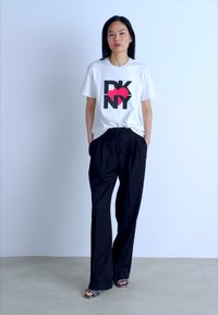 DKNY BOYFRIEND OVERSIZE WITH GIANT  - T-shirts med print - white