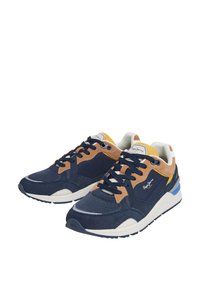 Sneakers blu navy e beige con una combinazione di materiali in suede e rete, caratterizzati da dettagli bianchi e blu, suola in gomma e collo imbottito.