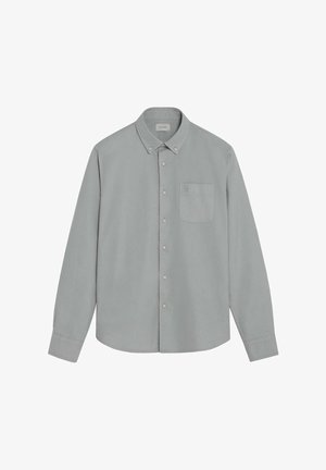 Lysegrå langærmet skjorte med knapper, knaplukning på kraven og en brystlomme på venstre side.