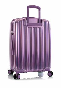 Maleta rígida de color púrpura con estrías verticales, mango extensible y cuatro ruedas. Textura suave con un acabado brillante y un diseño moderno.