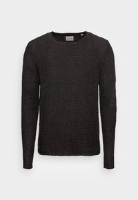 Pull noir en maille avec un col rond et des manches longues ; tissu texturé avec un motif en couches. Design simple, sans éléments métalliques visibles.