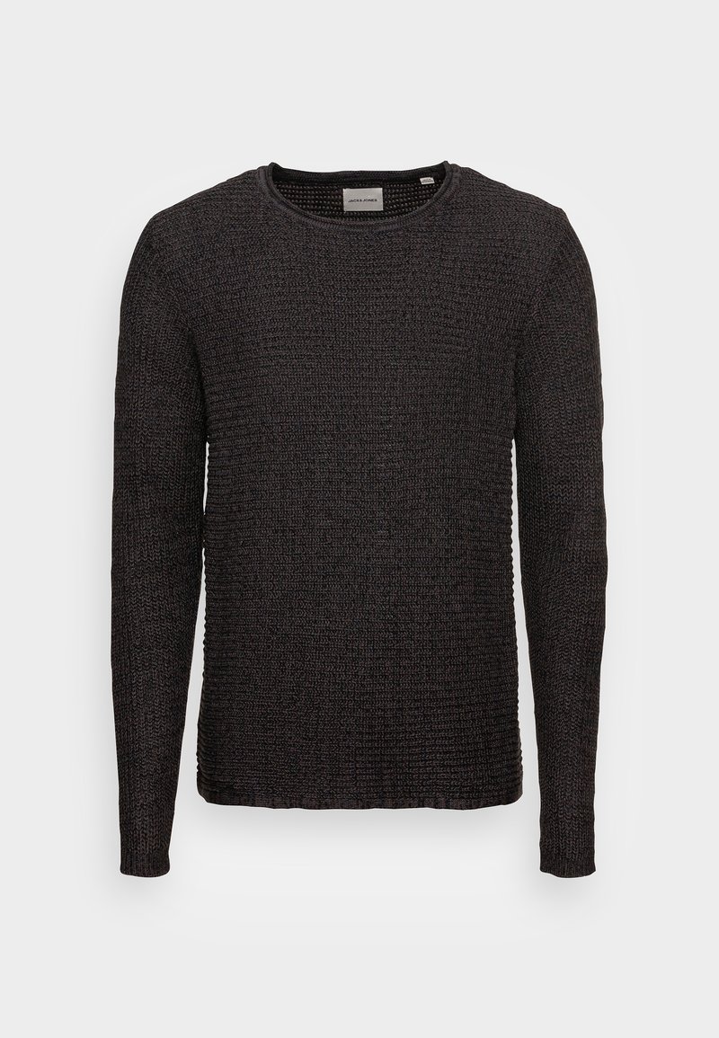 Pull noir en maille avec un col rond et des manches longues ; tissu texturé avec un motif en couches. Design simple, sans éléments métalliques visibles.