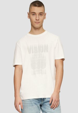 Witte katoenen T-shirt met korte mouwen, voorzien van een vervaagde grafische print met het woord "VISION" en stadsnamen in grijs.