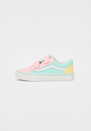 Low-top sneaker med lyserøde, turkis og gule paneler, hvid bølget side-stribe, dobbelte lyserøde velcroremme og hvid sål.
