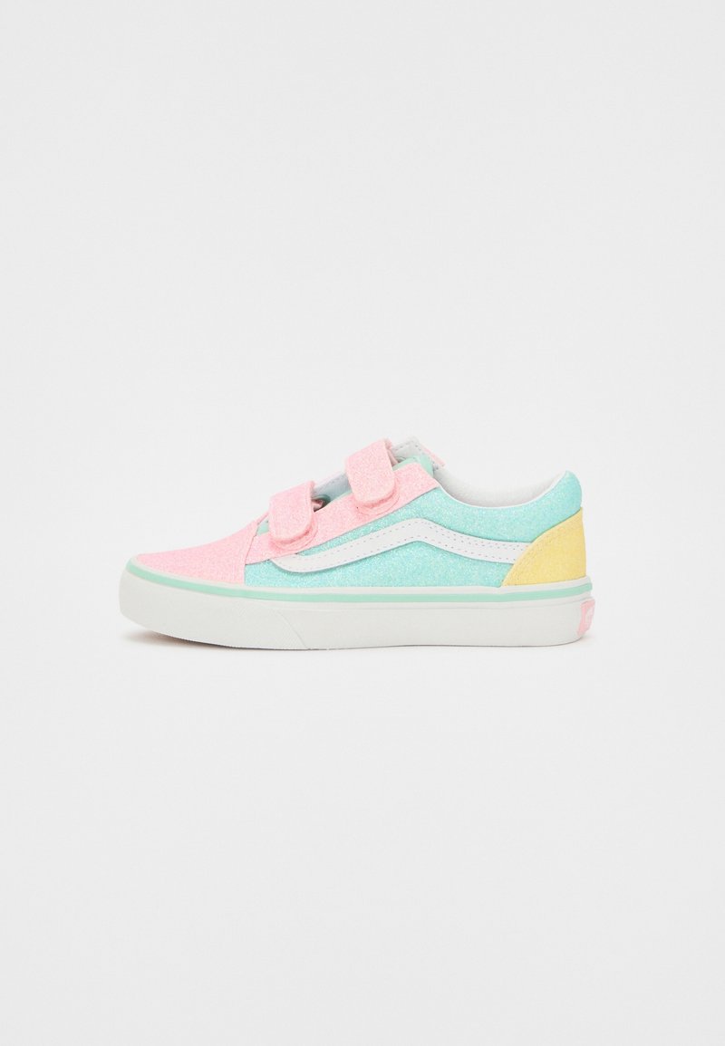 Baskets basses avec des panneaux roses, turquoise et jaunes, une bande ondulée blanche sur le côté, deux brides velcro roses et une semelle blanche.