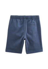 Shorts bleu foncé en tissu doux. Équipés d'une taille élastique et d'une poche arrière à rabat. Design simple, coupe jusqu'au genou.