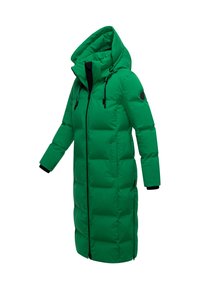 Lang groen gewatteerd jasje met capuchon, voorzien van een volledige rits aan de voorkant, zijzakken en zwarte accenten op de mouwen en het logo. 