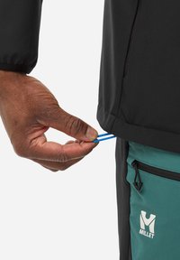 Veste noire avec un réglage d'ourlet élastique ; tirant sur le cordon bleu. Poche teal avec fermeture éclair et logo blanc en bas à droite.