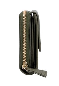 Zaļā ādas maku salocītu ar zelta rāvējslēdzēju un teksturētu pievilkšanas cilpu, attēlots no sāniem uz balta fona.