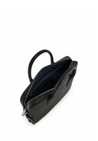 Bolsa de cuero negro para portátil con dos asas, cremallera abierta que revela un forro interior estampado y un bolsillo interior con cremallera.
