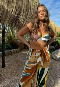 Never Fully Dressed Housut - green palm