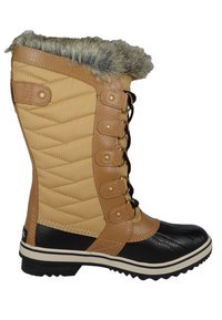 Bota de invierno en tonos marrón y negro con parte superior acolchada, cuello de piel sintética, diseño con cordones y suela de goma texturizada. Materiales duraderos y diseño funcional.