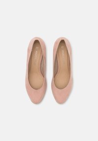 Ballerines en daim rose clair avec un bout arrondi, une texture lisse et une semelle intérieure rembourrée. Taille 37 indiquée à l'intérieur de la chaussure.