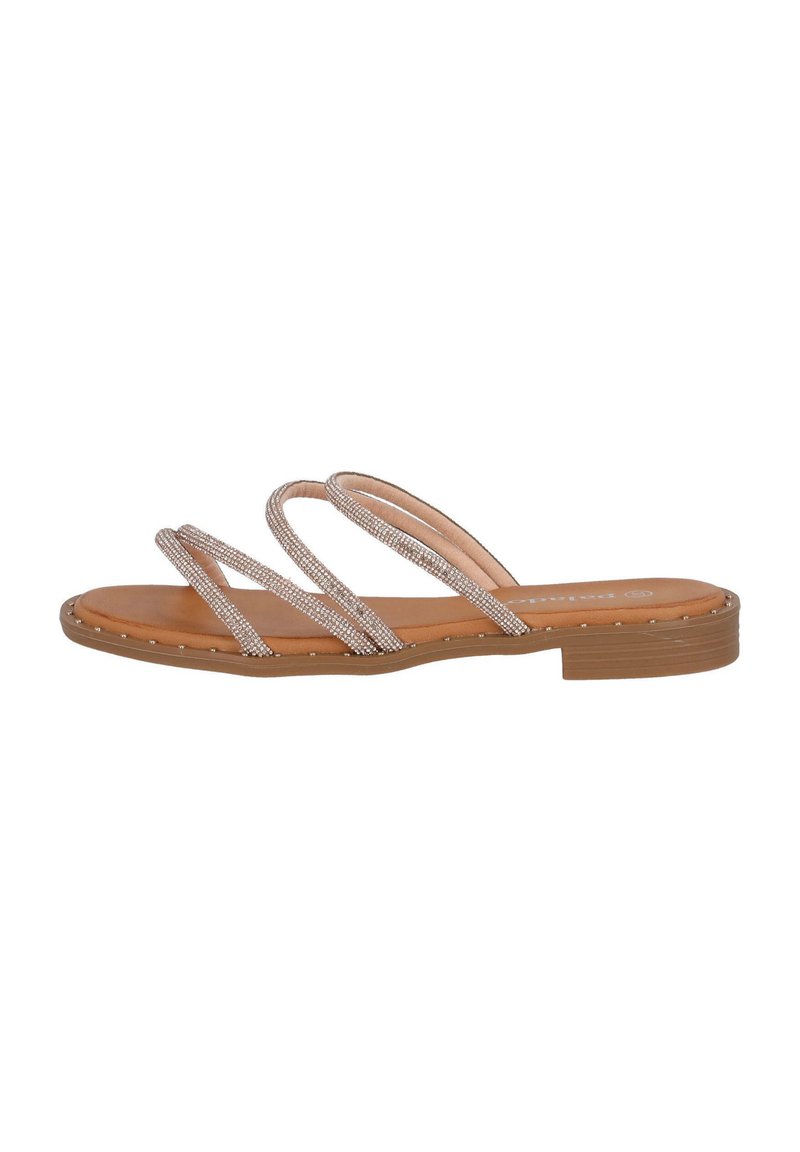Slippersandalen met drie metallic, bandjes versierd met rhinestones, een tan voetbed en een platte bruine zool met kleine studs.