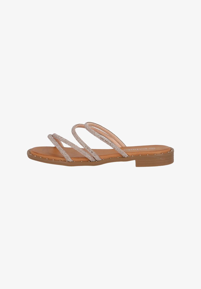 Sandale à glisser avec trois bandes métalliques, ornées de strass, un semelle intérieure beige et une semelle plate marron avec de petits clous.