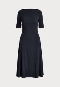Laivansininen, lyhythihainen mekko, jossa on pyöreä pääntie, liesuhelma ja pehmeä kangas, jossa on saumat sivuilla rakenteen lisäämiseksi.
