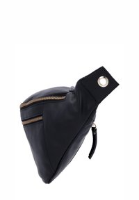 Zwarte leren tas met een driehoekige vorm, voorzien van gouden ritssluitingen en een zilveren ringetje aan een stevige handgreep. Gladde textuur en strakke lijnen.