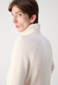 Thumbnail Image 7