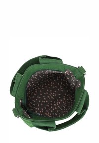 Bolsa de tela verde con un diseño estructurado, exterior texturizado, cierre de cremallera y un interior oscuro con un patrón que presenta puntos rosas.