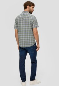 s.Oliver REGULAR KURZARM MIT AUFGESETZTER TASCHE - Overhemd - tannengrün