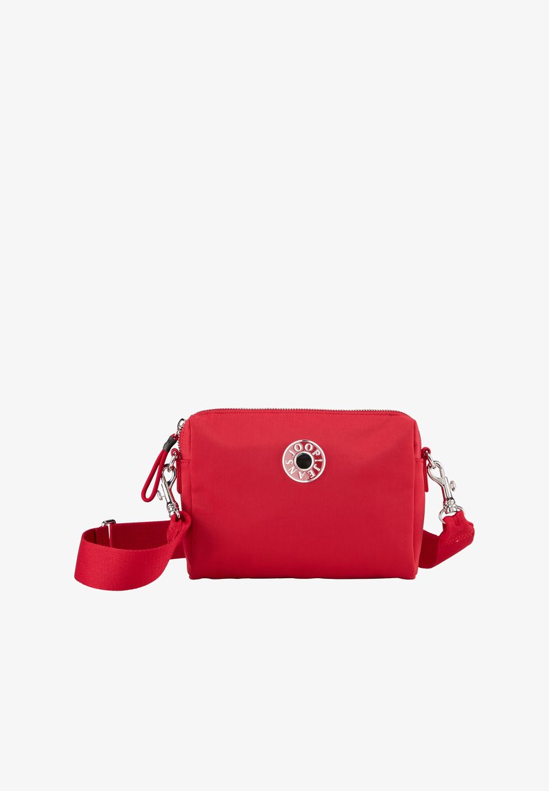 Rød nylon crossbody taske med lynlåslukning, sølv logo detaljer, justerbar rem og en glat tekstur. Kompakt rektangulær form.