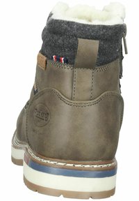 Bota de cuero marrón con caña de fieltro gris, forro de piel en la parte superior y ribete azul y blanco contrastante en la suela. Punta redondeada y detalles de costura.