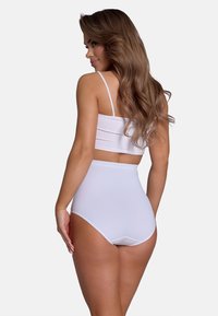 Witte aansluitende crop top en high-waisted ondergoed, gemaakt van gladde stof met dunne bandjes en een naadloos ontwerp, van achteren gezien.