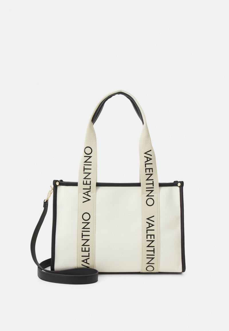 Sac fourre-tout en toile crème avec bordure noire, doté de deux poignées et d'une bandoulière amovible, orné du texte audacieux "VALENTINO".