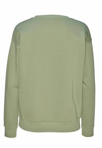 Sudadera verde de cuello redondo con mangas largas, puños y bajo acanalados, textura suave y corte relajado. Vista trasera.