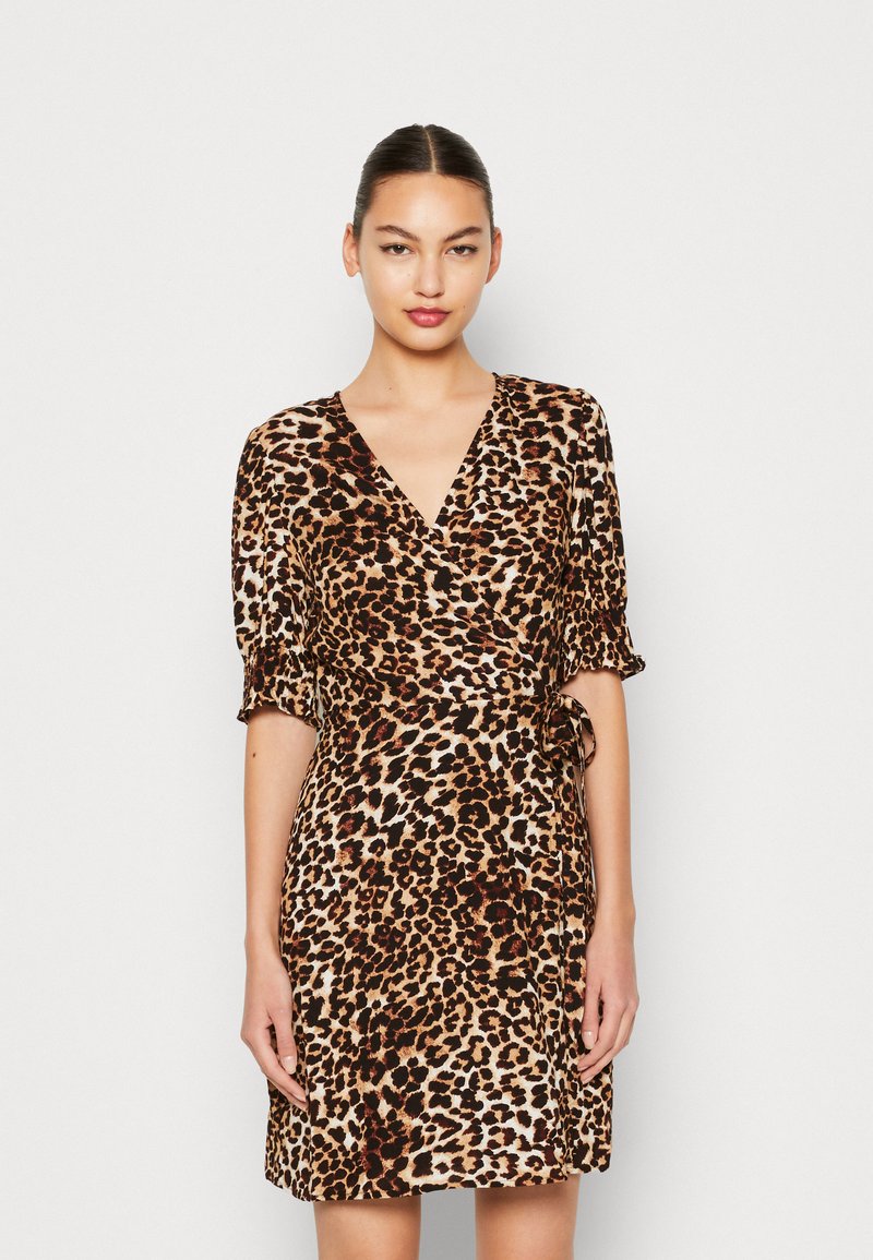 Pieces PCTALA WRAP DRESS Hverdagskjole tan/gulbrun Zalando.dk