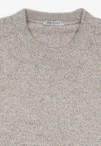 Hellbeige und grauer gestrickter Rundhalsausschnitt-Pullover mit geripptem Kragen und einem innen am Hals genähten "DAN JOHN"-Markenlabel.